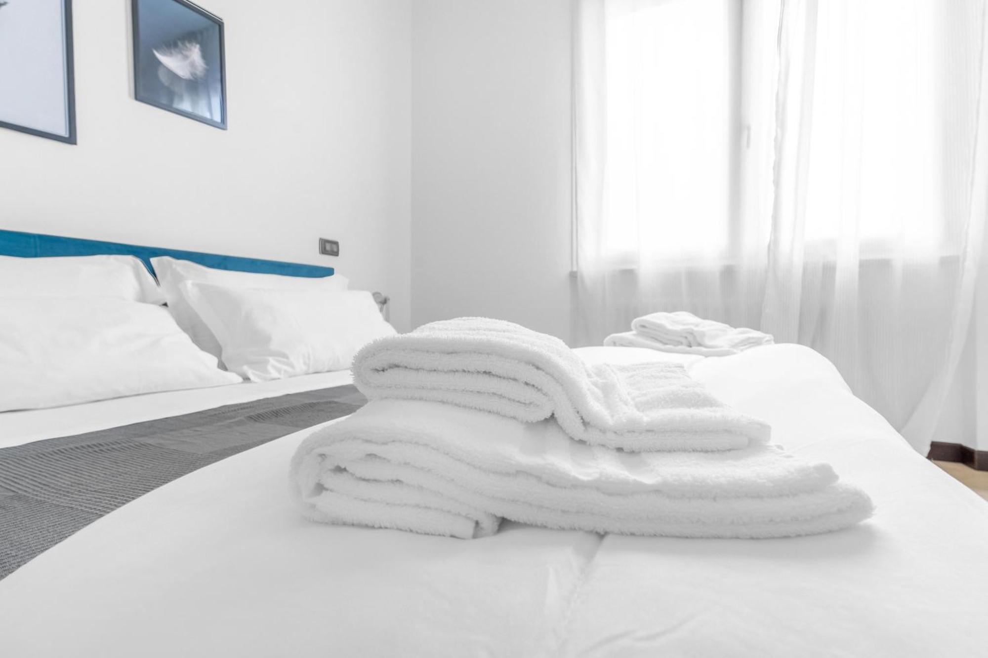 -Free Pool And Parking- Garda House Apartments كاستلْنْيوفو ديل غارد المظهر الخارجي الصورة