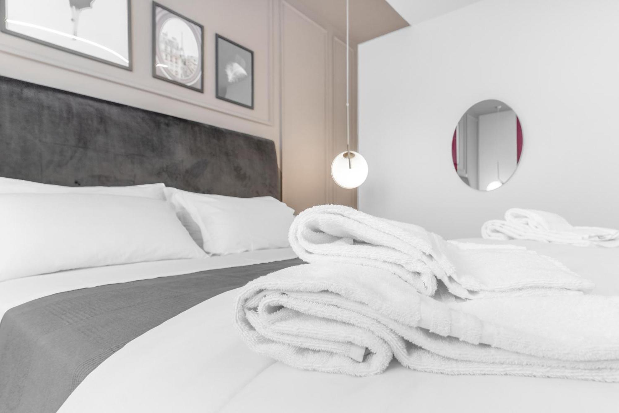-Free Pool And Parking- Garda House Apartments كاستلْنْيوفو ديل غارد المظهر الخارجي الصورة